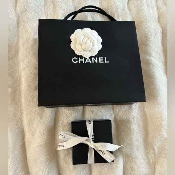 CHANEL CC Logo Signature Silver With Crystal Brooch - Picture 7 of 9